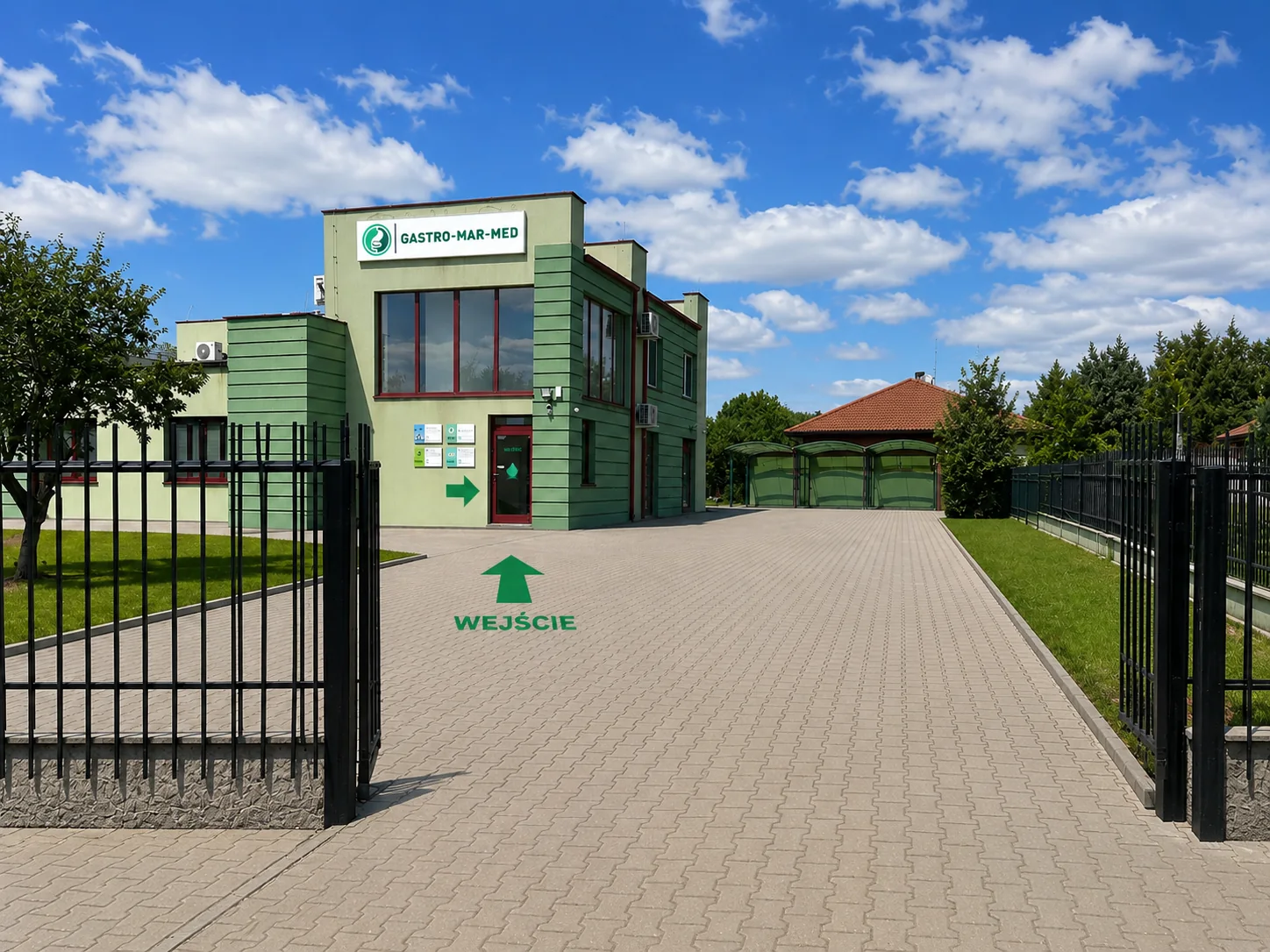Wejście do budynku przy ul. Opiesińskiej 14 od strony ul. Dworcowej