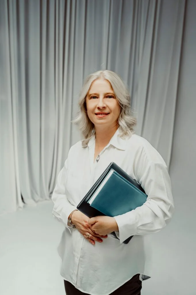 Iwona Nowak z notesami